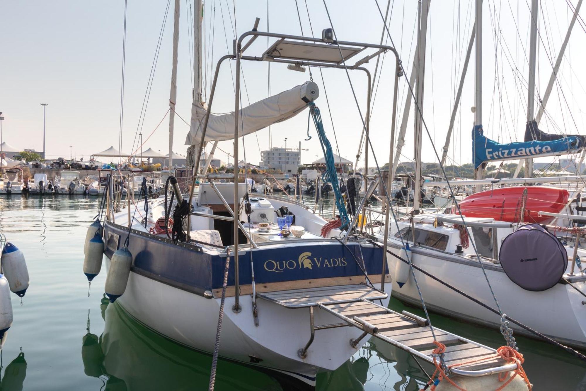 Quo Vadis Yacht Hotel Bari Exterior photo